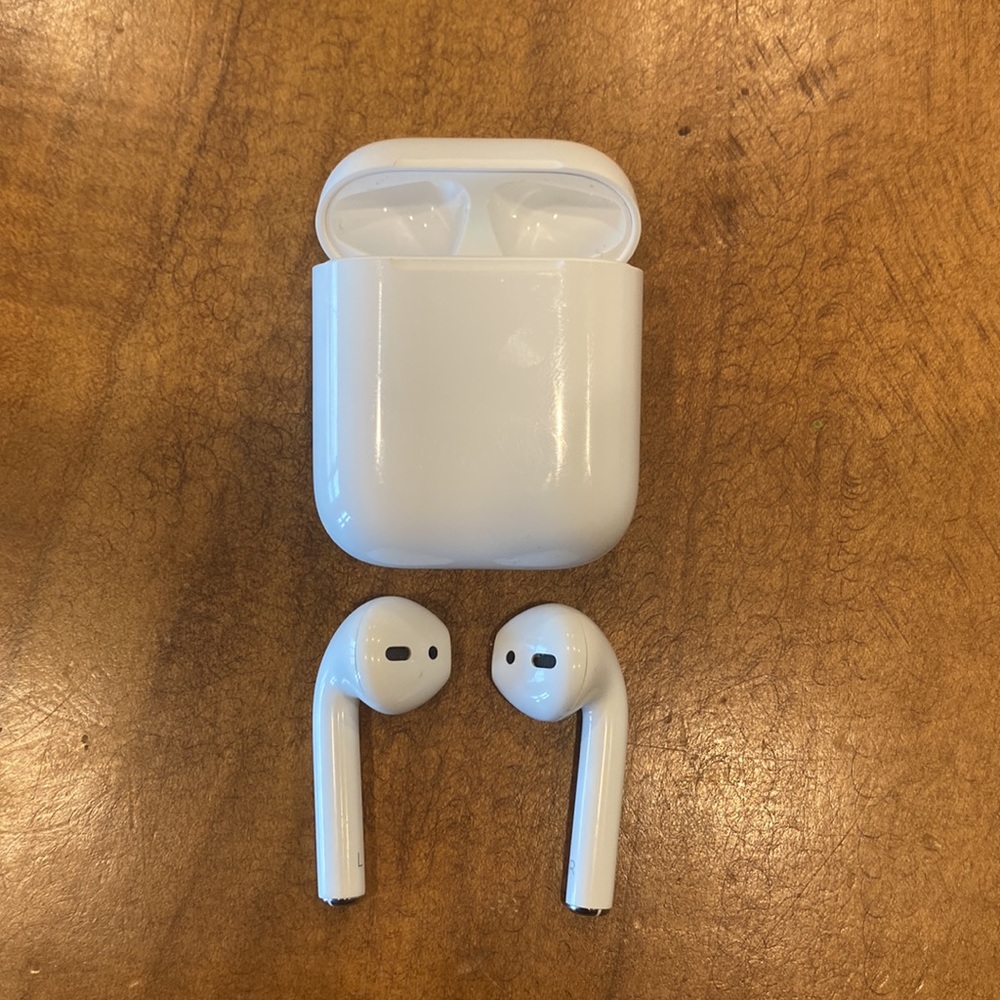 Apple AirPods with case